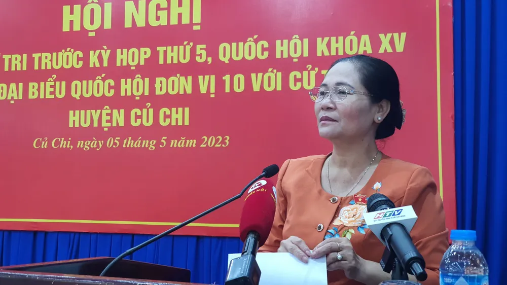 Bà Nguyễn Thị Lệ, Chủ tịch HĐND TP.HCM phát biểu tại hội nghị tiếp xúc cử tri huyện Củ Chi. Ảnh: NT