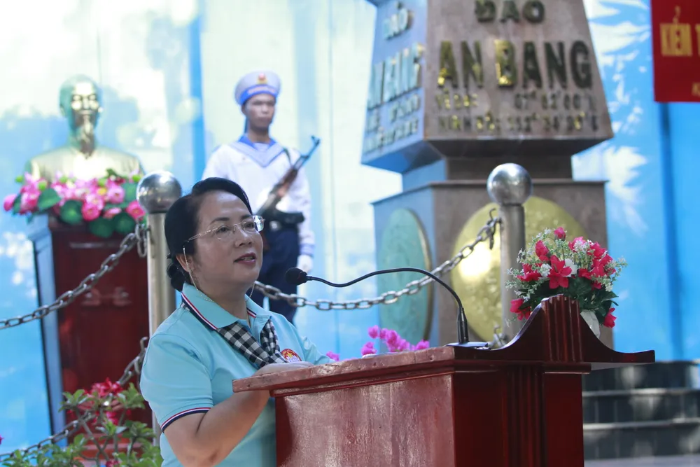 Bà Trần Kim Yến, Chủ tịch Ủy ban MTTQ Việt Nam TP.HCM cho biết đoàn công tác thấu hiểu những khó khăn vất vả của các cán bộ, chiến sĩ và người dân trên đảo An Bang, nơi có khí hậu rất khắc nghiệt. Ảnh: NT