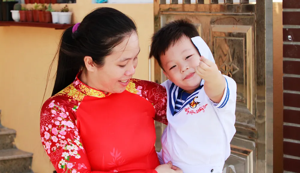 Em bé &quot;thả tim&quot; khi chia tay đoàn công tác rời đảo Đá Tây A, ngày 24-4. Ảnh: NT