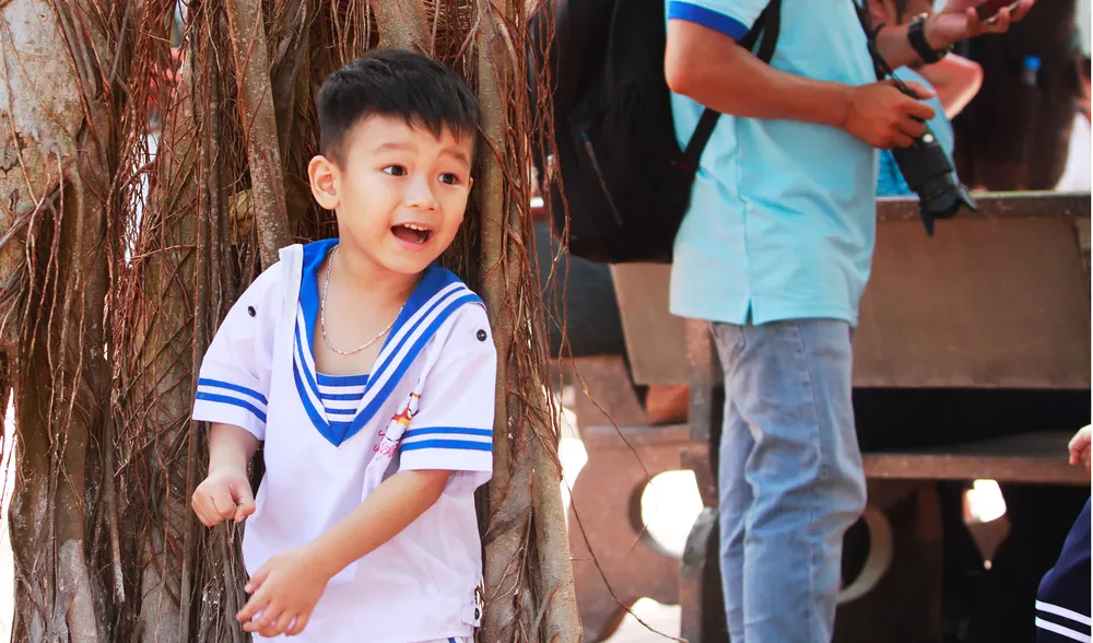 Trẻ em trên đảo vui vẻ chơi trò trốn tìm. Ảnh: NT