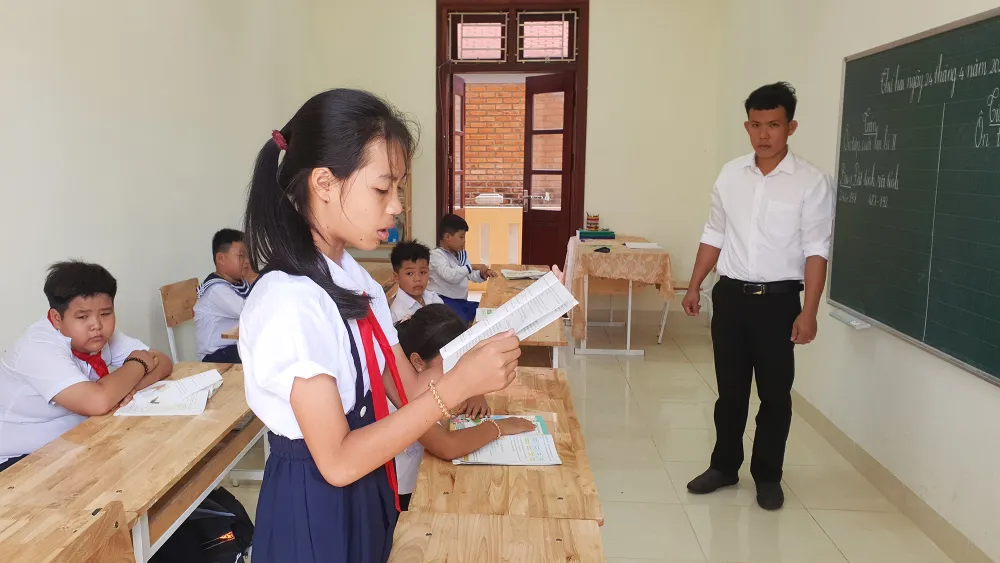 Tại đảo Đá Tây A, thầy giáo Nguyễn Công Qua chủ nhiệm một lớp học rất đặc biệt. Ảnh: NT