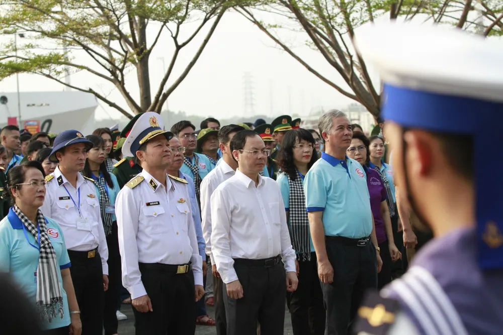 Trước khi lên đường, đoàn đã làm lễ dâng hương tưởng niệm các anh hùng liệt sĩ Đoàn tàu không số tại Đài tưởng niệm các anh hùng liệt sĩ Đoàn tàu không số, Lữ đoàn 125. Ảnh: NT