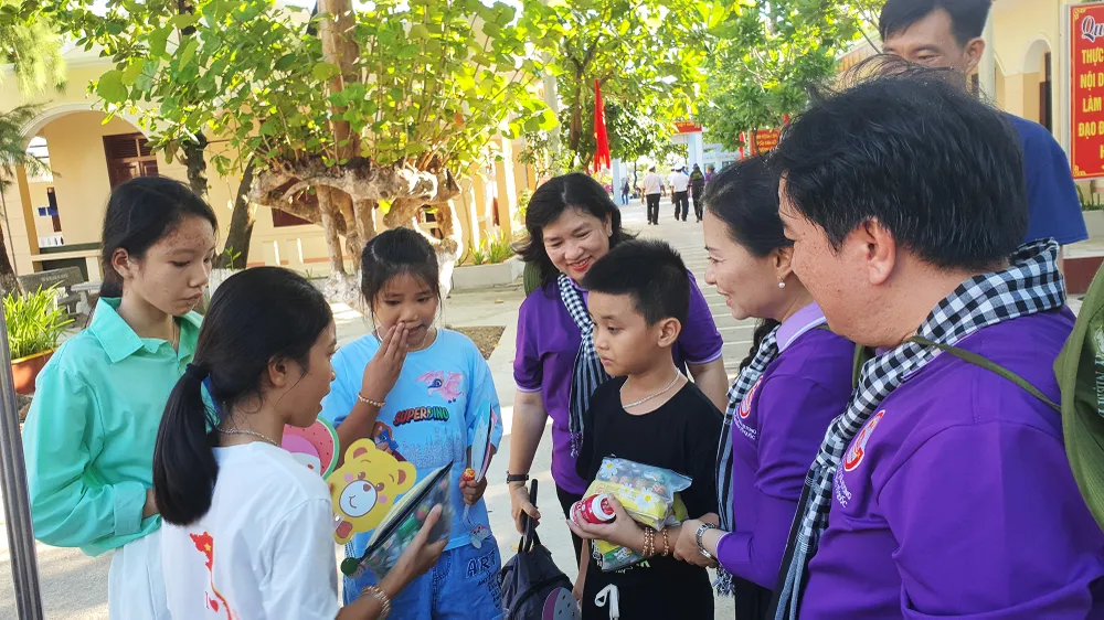 Đoàn công tác gửi tặng các em những món quà nhỏ khi ghé thăm đảo Sinh Tồn. Ảnh: NT