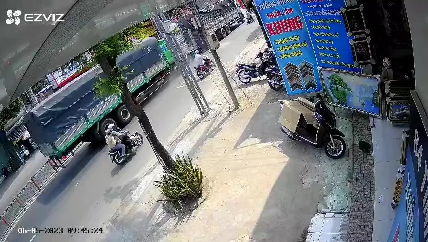 Hình ảnh từ camera an ninh cho thấy 2 xe tải đang dừng đèn đỏ thì một xe tải khác phía sau lao tới gây ra vụ tai nạn. Ảnh: Cắt từ clip Hình ảnh từ camera an ninh cho thấy 2 xe tải đang dừng đèn đỏ thì một xe tải khác phía sau lao tới gây ra vụ tai nạn. Ảnh: Cắt từ clip