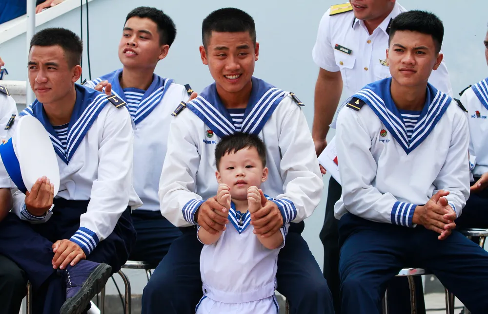 Tại đảo Đá Tây A, các cán bộ chiến sĩ cũng vui lây niềm vui của trẻ khi tham gia văn nghệ. Ảnh: NT