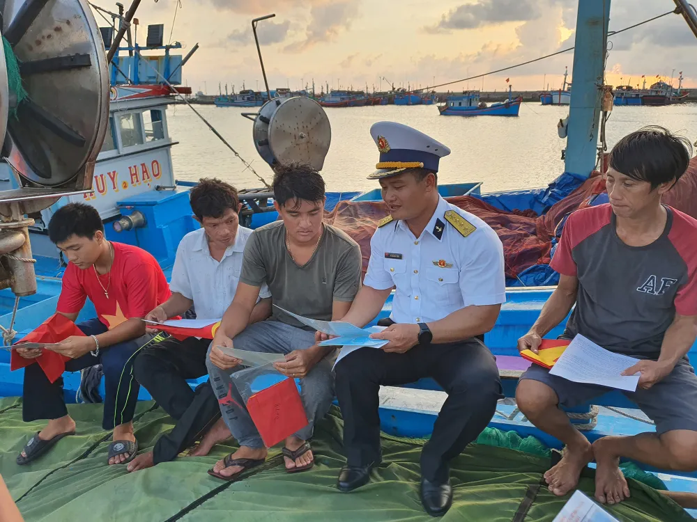 Thiếu tá Trần Cộng Hòa và Đại úy Vũ Hoàng Tùng gặp gỡ, tuyên truyền pháp luật cho các ngư dân neo đậu tại âu tàu trên đảo Trường Sa. Ảnh: NT Thiếu tá Trần Cộng Hòa và Đại úy Vũ Hoàng Tùng gặp gỡ, tuyên truyền pháp luật cho các ngư dân neo đậu tại âu tàu trên đảo Trường Sa