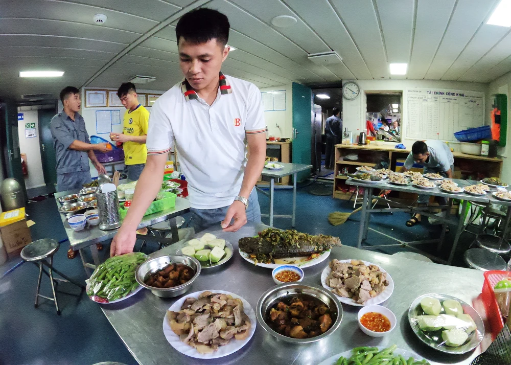 Các thành viên trong đoàn công tác cũng đều đặn xuống bếp ăn, phụ giúp các "anh nuôi" dọn dẹp, bưng bê... Ảnh: NT