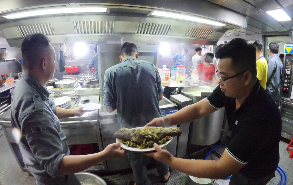Trên tàu có 5 "anh nuôi" trực tiếp đứng bếp nhưng số người phục vụ là khoảng 20 người mới đáp ứng nổi nhu cầu công việc. Ảnh: NT