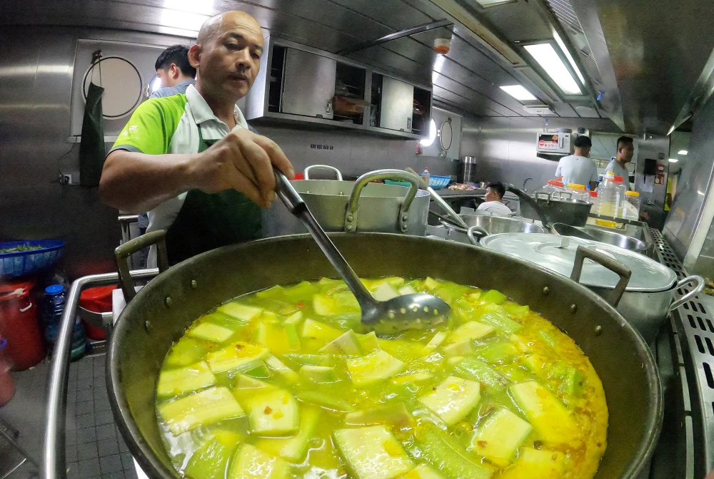 Anh Hùng cho biết, thực tế nhiệm vụ của anh là vận hành máy tàu, chuyên về lĩnh vực cơ khí. Tuy nhiên, không có một yêu cầu về món ăn nào mà anh không rành. Ảnh: NT