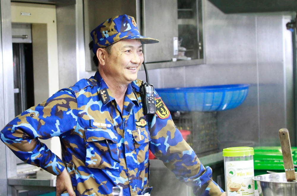 Trung tá Hợp tranh thủ nghỉ giải lao khi vừa chế biến xong các món ăn. Ảnh: NT