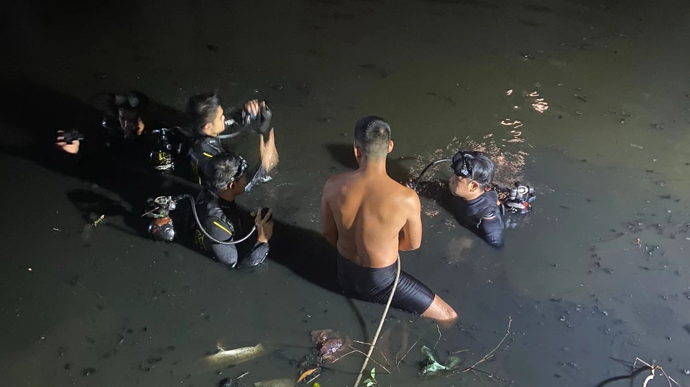 Đến khuya cùng ngày, thi thể nạn nhân đã được tìm thấy. Ảnh: CA Đến khuya cùng ngày, thi thể nạn nhân đã được tìm thấy. Ảnh: CA