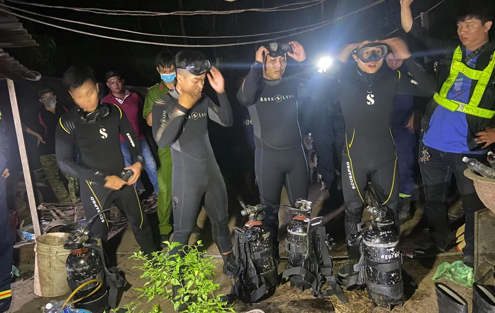 Cảnh sát PCCC và CNCH, Công an quận Bình Tân sau đó tổ chức lặn tìm nạn nhân. Ảnh: CA Cảnh sát PCCC và CNCH, Công an quận Bình Tân sau đó tổ chức lặn tìm nạn nhân. Ảnh: CA