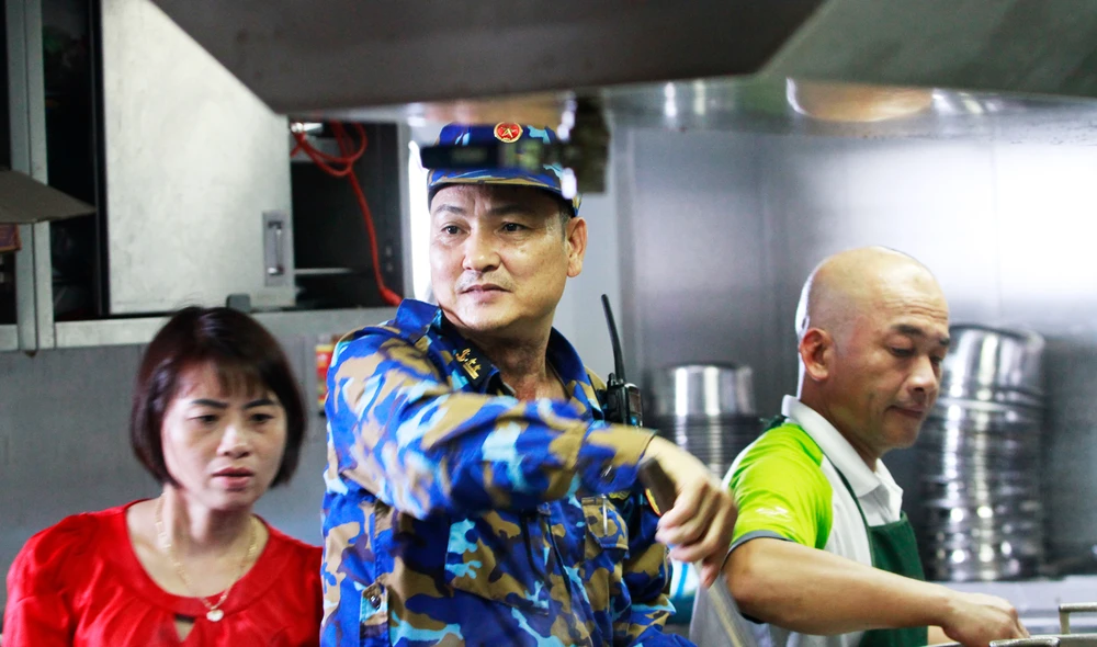 Trung tá Hoàng Thanh Hợp, Trưởng Ban Hành chính Bộ tư lệnh Vùng 2 Hải quân cũng tham gia nấu ăn. Những món anh Hợp trực tiếp chế biến đều rất đặc biệt. Ảnh: NT