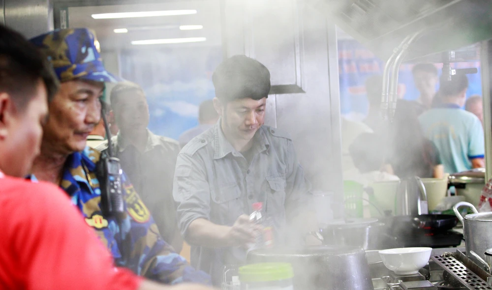 Tổ bếp chừng 20 người thường làm việc với cường độ cao. Các thực phẩm trên tàu đều được bảo quản lạnh, đảm bảo độ tươi trong các chuyến hải trình kéo dài nhiều ngày. Ảnh: NT