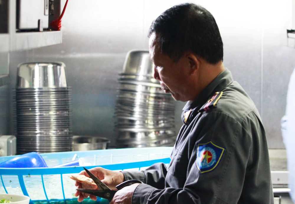 Trên tàu việc nấu bếp là kiêm nhiệm thêm ngoài công việc chính là phụ trách máy móc, điện đài, lái xuồng... Ảnh: NT