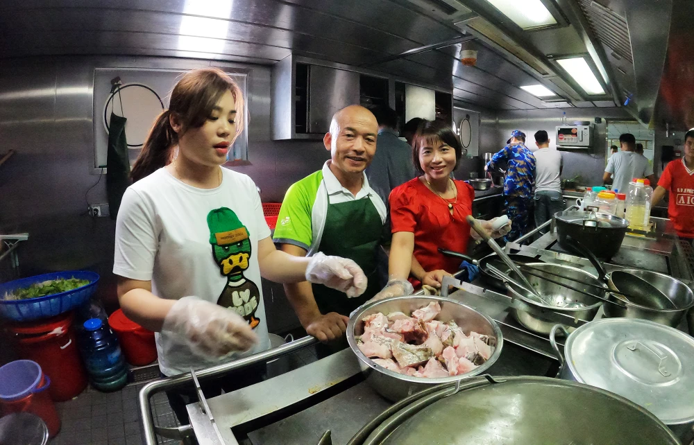 Anh Hùng là người thức dậy sớm nhất và ngủ muộn nhất trong đoàn do phụ trách công tác nấu nướng cho khoảng 300 người trên tàu KN-290. Ảnh: NT