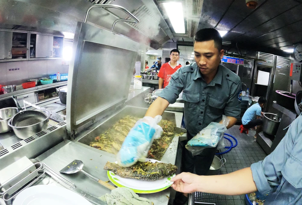 Mỗi ngày, các thực đơn đều đầy đủ từ 4 đến 6 món như luộc, kho, xào, canh, rau dưa... Ảnh: NT