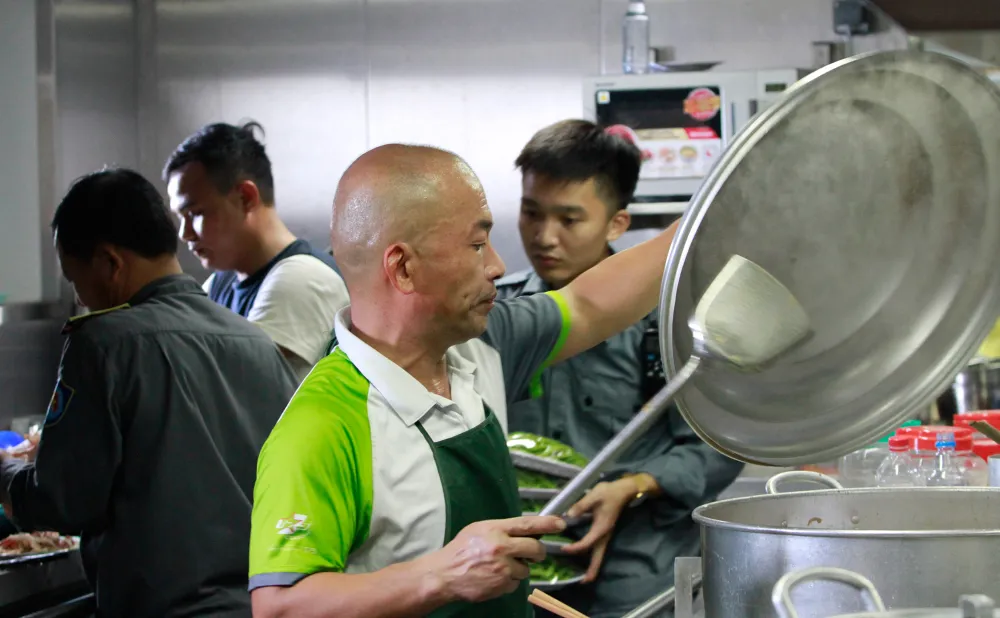 Anh Hùng đã có thời gian công tác trên tàu KN290 từ năm 2018. Lúc nào các thành viên trong đoàn công tác cũng thấy anh bận rộn, nhưng gặp ai cũng cười, để lộ má lúm đồng tiền. Ảnh: NT