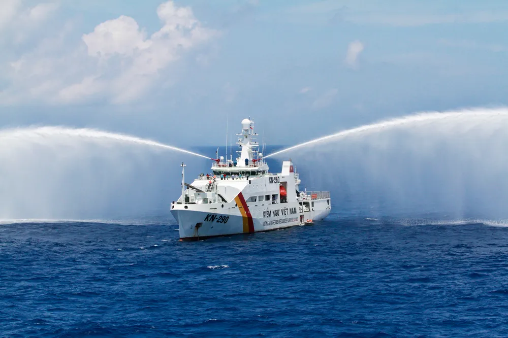 Vừa qua, Tàu KN-290 đã đưa Đoàn công tác số 5 – TP.HCM đến thăm, làm việc, tặng quà, động viên quân và dân trên các đảo thuộc huyện đảo Trường Sa, tỉnh Khánh Hòa và nhà giàn DKI/14. Ảnh: NT