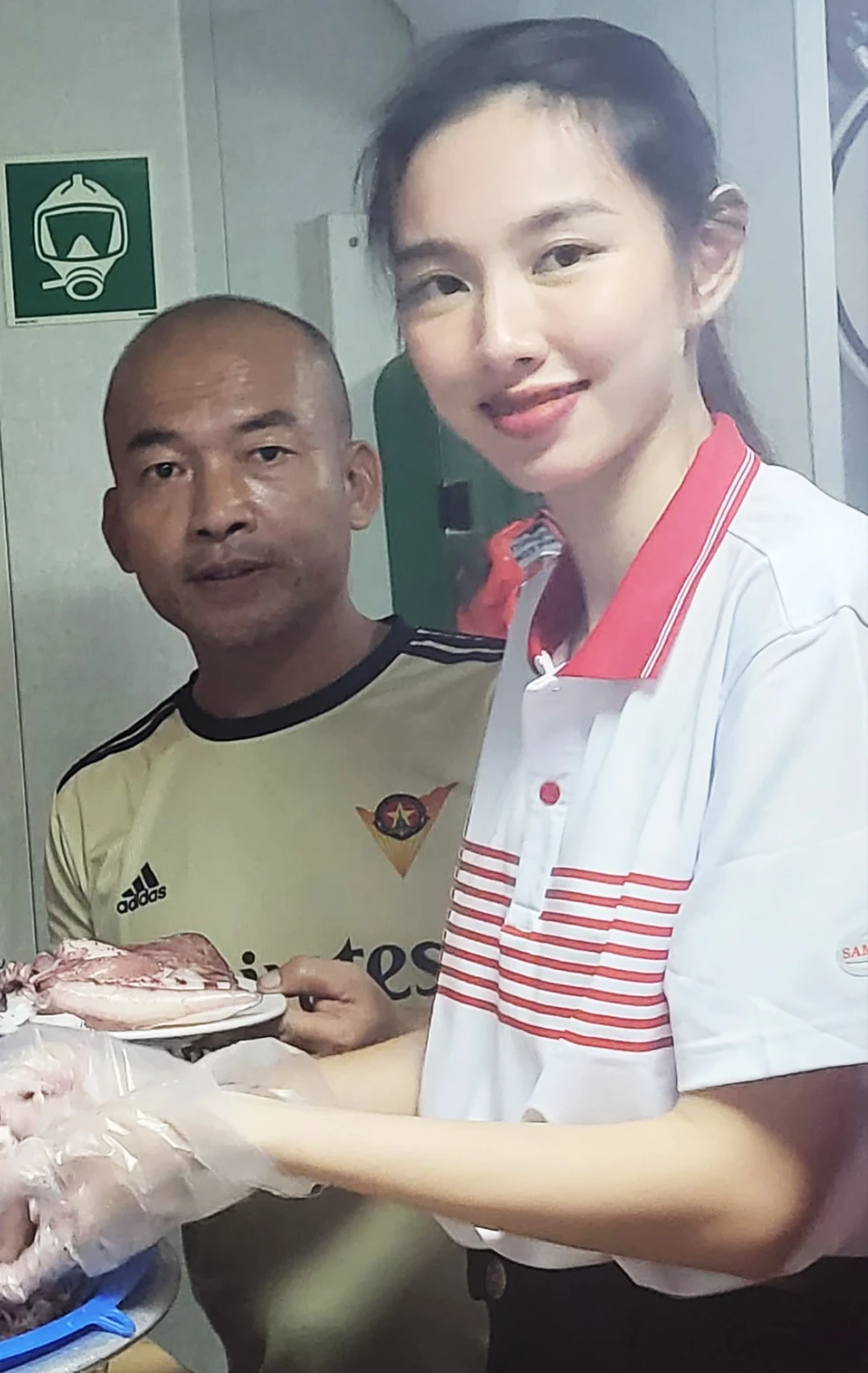 Hoa hậu Thùy Tiên, thành viên trong đoàn công tác cho biết mình là một người "khảnh ăn" nhưng không thể từ chối được các món do những "anh nuôi" trên tàu chế biến. Cô cũng gửi lời cảm ơn đến anh Hùng cũng như các thành viên trong tổ hậu cần. Ảnh: Trần Hùng