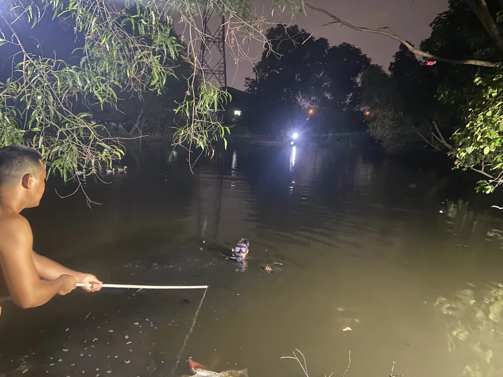 Theo thông tin ban đầu, nam thanh niên ngồi chơi cùng năm người bạn sau đó thì rơi xuống nước. Ảnh: CA Theo thông tin ban đầu, nam thanh niên ngồi chơi cùng năm người bạn sau đó thì rơi xuống nước. Ảnh: CA