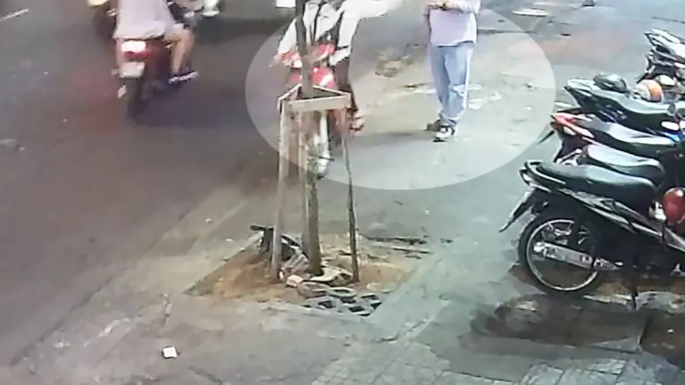 Huy áp sát, cướp giật điện thoại iPhone của người đàn ông quốc tịch Mỹ