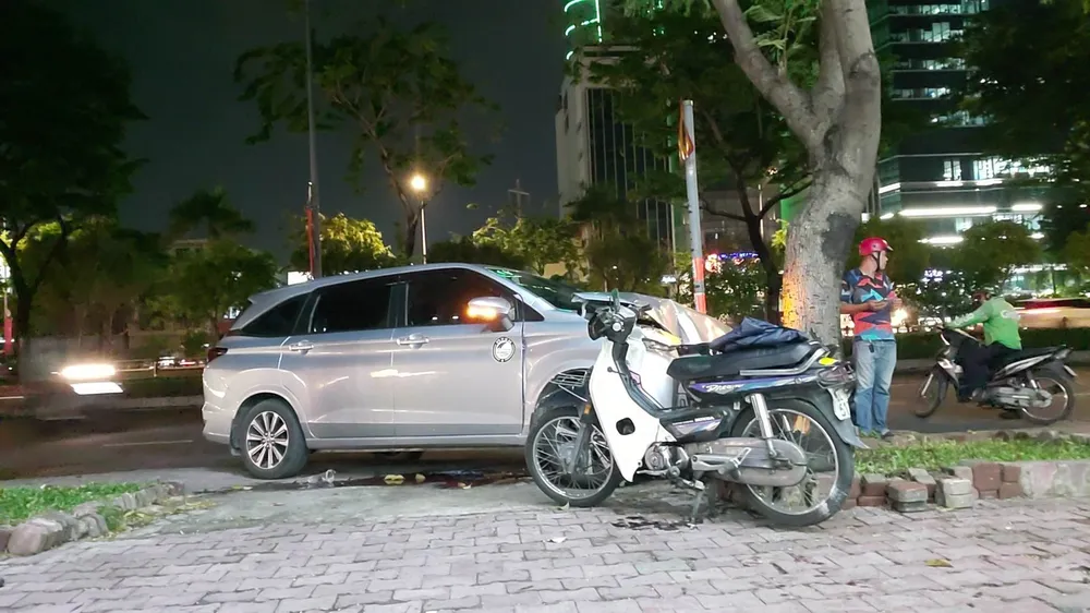 Chiếc xe ô tô lao thẳng vào gốc cây bên đường. Ảnh: NY