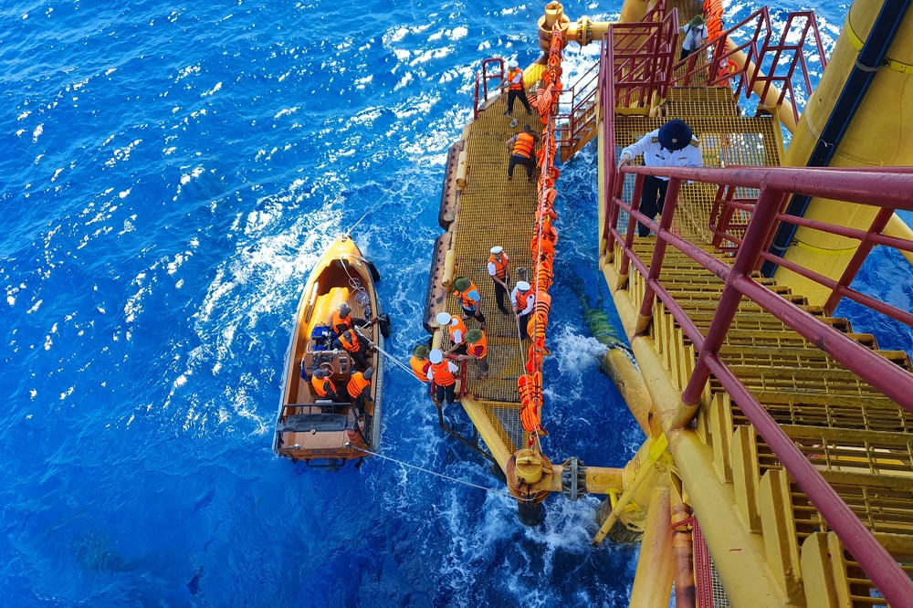 Trong chuyến hải trình kéo dài 7 ngày của Đoàn công tác số 5, việc tiếp cận các đảo có phần dễ dàng hơn so với việc tiếp cận, lên nhà giàn DKI/14 do điều kiện bất lợi của thời tiết. Ảnh: NT