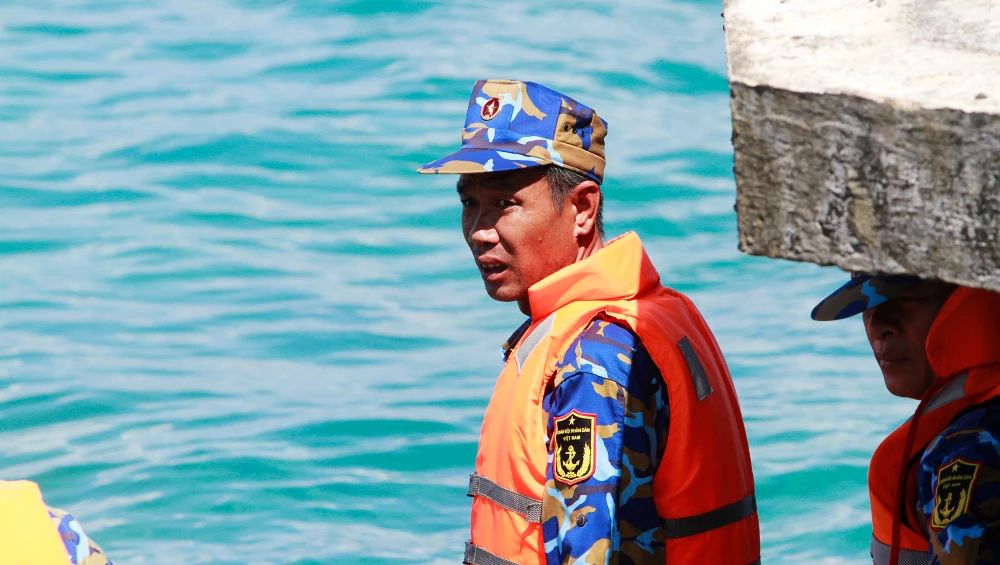 Đại úy Phan Văn Anh, Chính trị viên đảo An Bang cho biết ở đảo do rất khó khăn khi có xuồng chở các đoàn vào thăm, làm việc nên ở đây có một tổ có nhiệm vụ là đưa, rước những người đến đảo lên xuống cano. Ảnh: NT