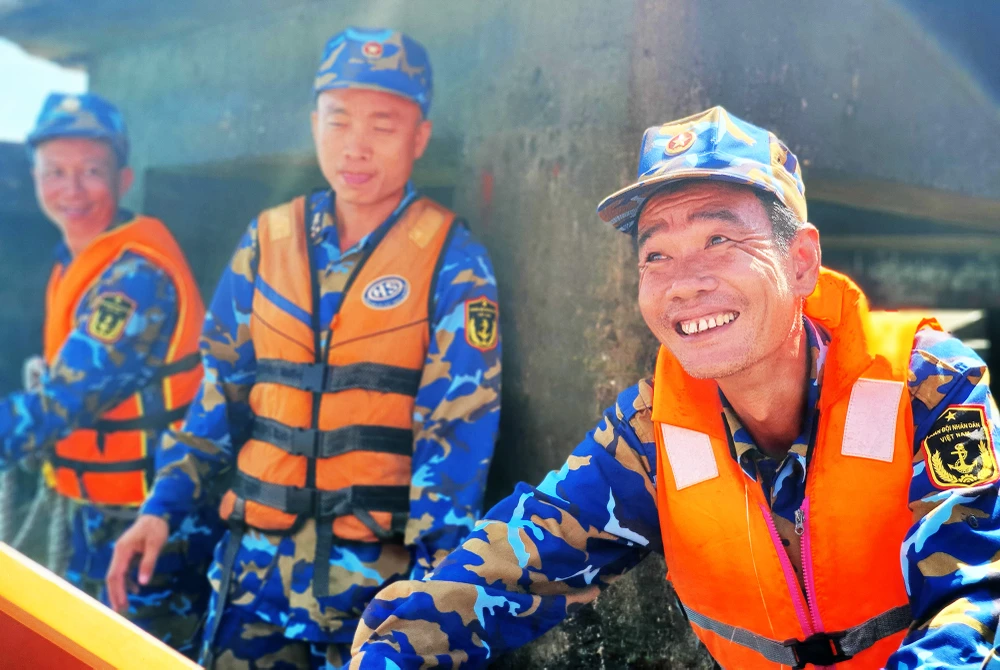 Mỗi khi đưa một cano chở khách vào hoặc rời đảo là nụ cười lại nở trên trên môi các cán bộ chiến sĩ thuộc tổ đón đưa các thành viên đoàn công tác. Ảnh: NT