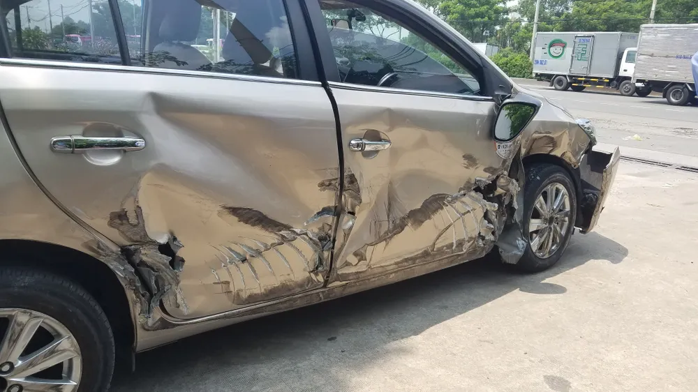 Va chạm khiến xe ô tô bốn chỗ hư hỏng nặng. Ảnh: HT Va chạm khiến xe ô tô bốn chỗ hư hỏng nặng. Ảnh: HT