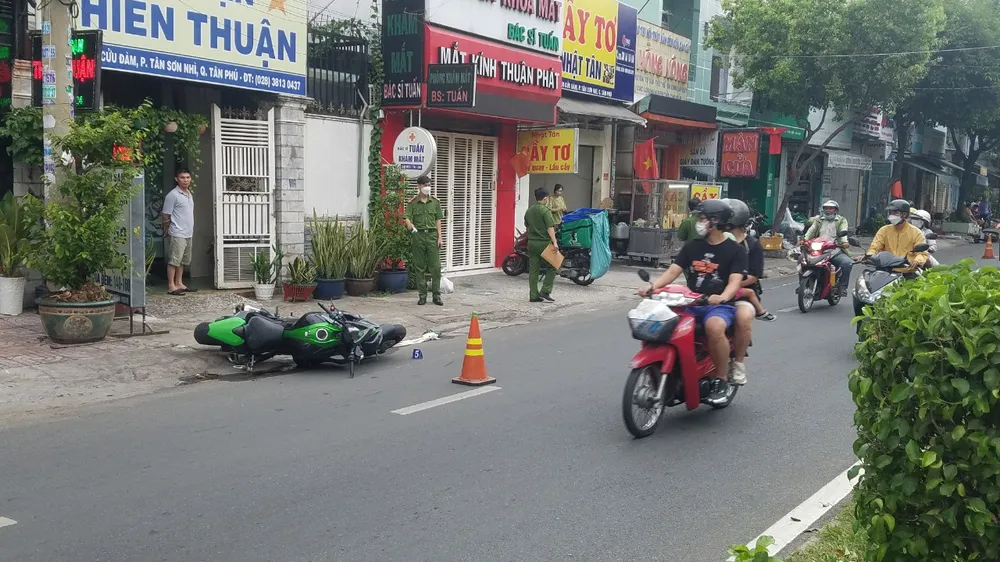 Công an quận Tân Phú sau đó khám nghiệm hiện trường, điều tra vụ tai nạn. Ảnh: HT Công an quận Tân Phú sau đó khám nghiệm hiện trường, điều tra vụ tai nạn. Ảnh: HT