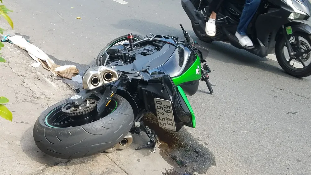 Theo người dân, chiếc xe Kawasaki Z1000 chạy tốc độ khá cao. Ảnh: HT Theo người dân, chiếc xe Kawasaki Z1000 chạy tốc độ khá cao. Ảnh: HT