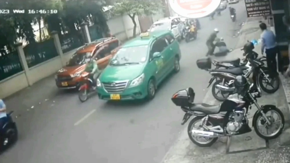 Nam thanh niên bị công an quật ngã, khống chế. Ảnh cắt từ clip