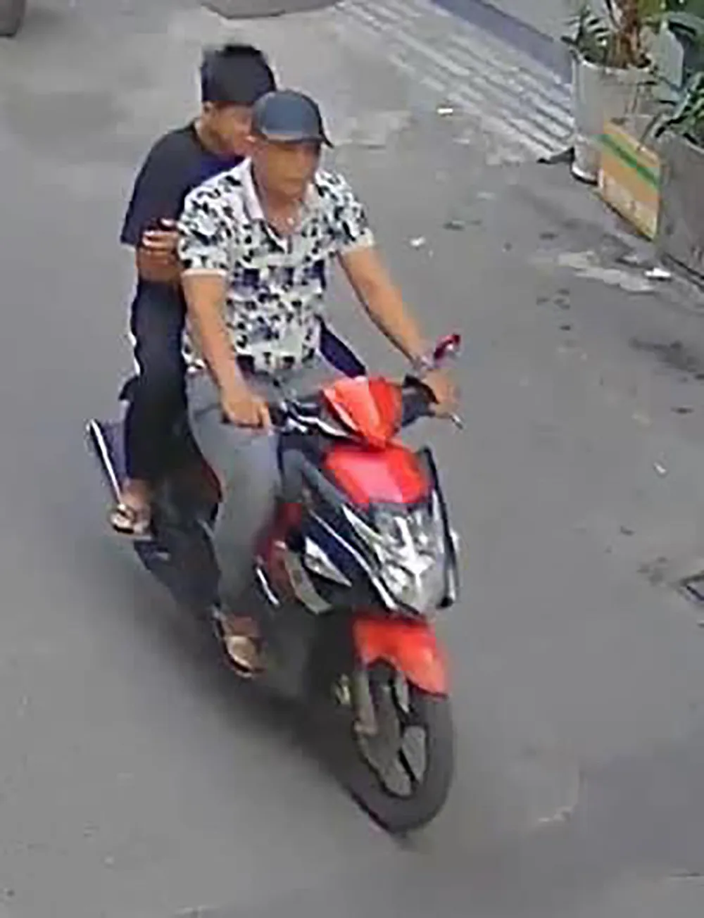 Hình ảnh Tú gây án được camera an ninh ghi lại. Ảnh cắt từ clip Hình ảnh Tú gây án được camera an ninh ghi lại. Ảnh cắt từ clip