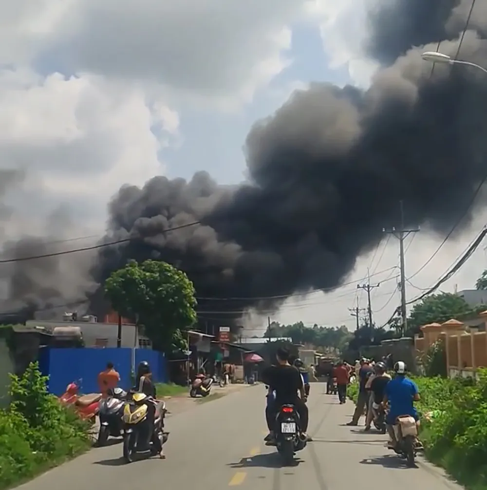 Cột khói bốc cao khiến người dân khu vực hốt hoảng