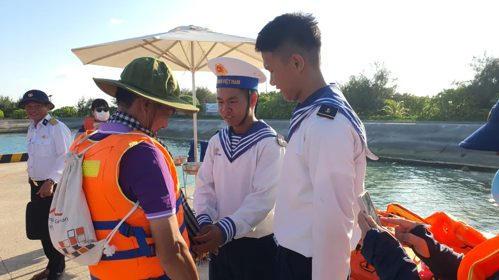 Ông Bình cho biết, cảm thấy vui mừng khi chứng kiến sự trưởng thành, chính chắn của con trai Nhật Minh. Ảnh: NT Ông Bình cho biết, cảm thấy vui mừng khi chứng kiến sự trưởng thành, chính chắn của con trai Nhật Minh. Ảnh: NT