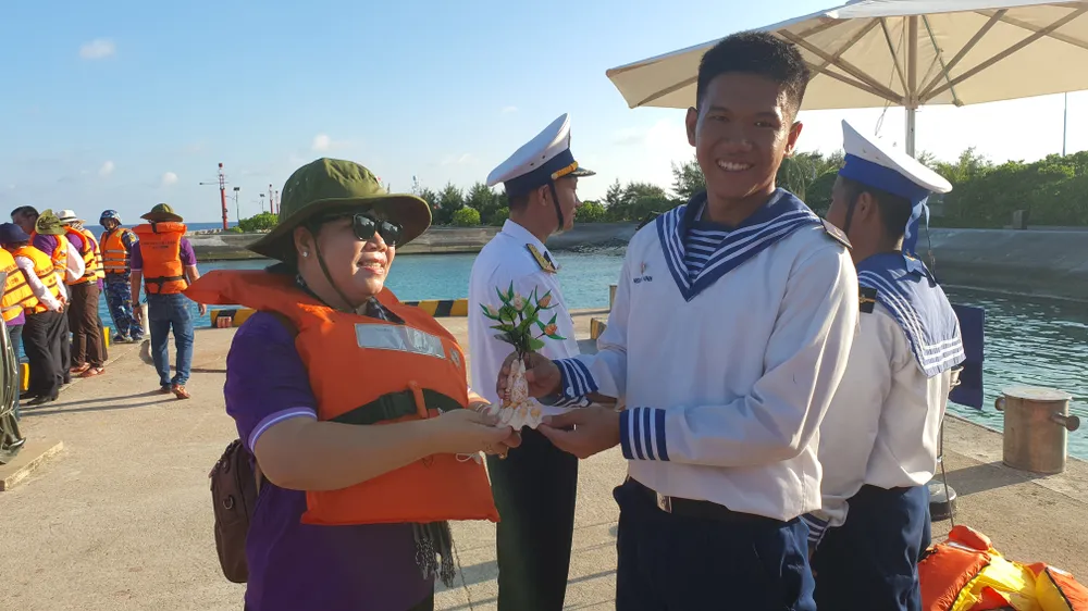 Đại diện đoàn công tác nhận một phần quà từ Nguyễn Vinh, một chiến sĩ làm nhiệm vụ trên đảo gửi về gia đình. Ảnh: NT Đại diện đoàn công tác nhận một phần quà từ Nguyễn Vinh, một chiến sĩ làm nhiệm vụ trên đảo gửi về gia đình. Ảnh: NT