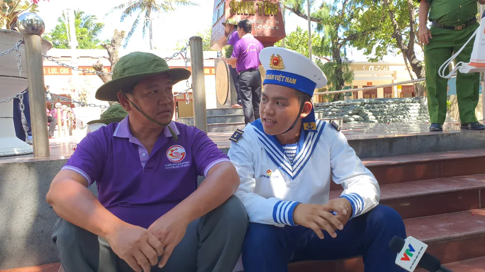 Ông Hùng, ngụ quận Phú Nhuận cũng không khỏi hạnh phúc khi gặp, chứng kiến sự trưởng thành của con trai Nhật Quang sau thời gian làm nhiệm vụ trên đảo Sinh Tồn. Ảnh: NT Ông Hùng, ngụ quận Phú Nhuận cũng không khỏi hạnh phúc khi gặp, chứng kiến sự trưởng thành của con trai Nhật Quang sau thời gian làm nhiệm vụ trên đảo Sinh Tồn. Ảnh: NT