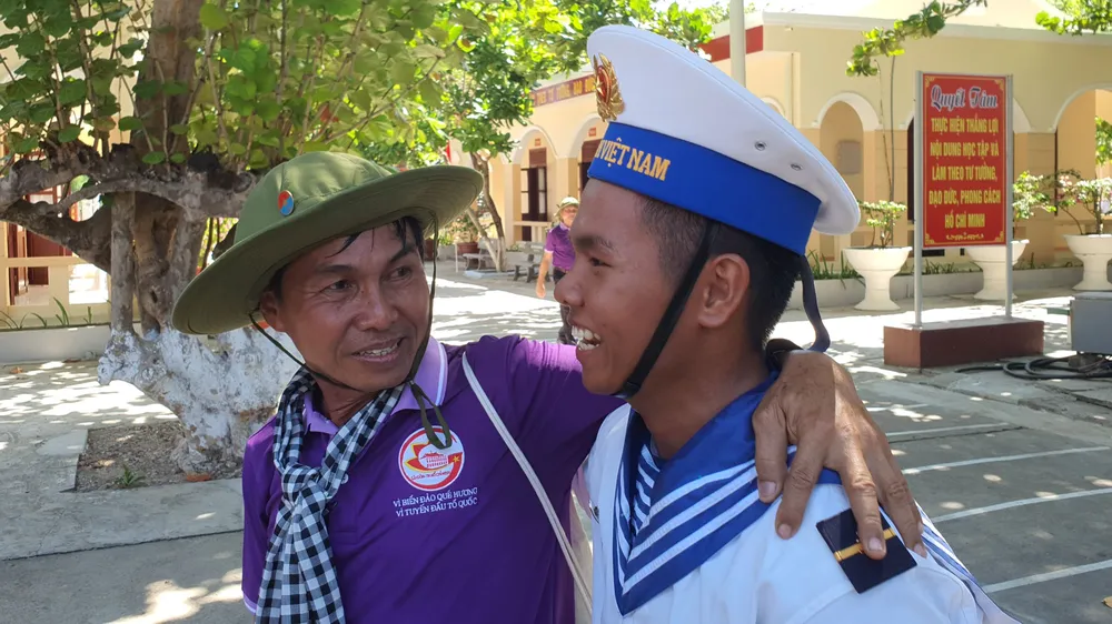 Hai cha con ông Bình và Nhật Minh gặp nhau trên đảo Sinh Tồn. Ảnh: NT Hai cha con ông Bình và Nhật Minh gặp nhau trên đảo Sinh Tồn. Ảnh: NT