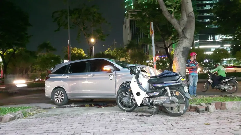 Sau vụ việc, chiếc xe ô tô lao lên vỉa hè, tông trúng gốc cây. Ảnh: NY Sau vụ việc, chiếc xe ô tô lao lên vỉa hè, tông trúng gốc cây. Ảnh: NY