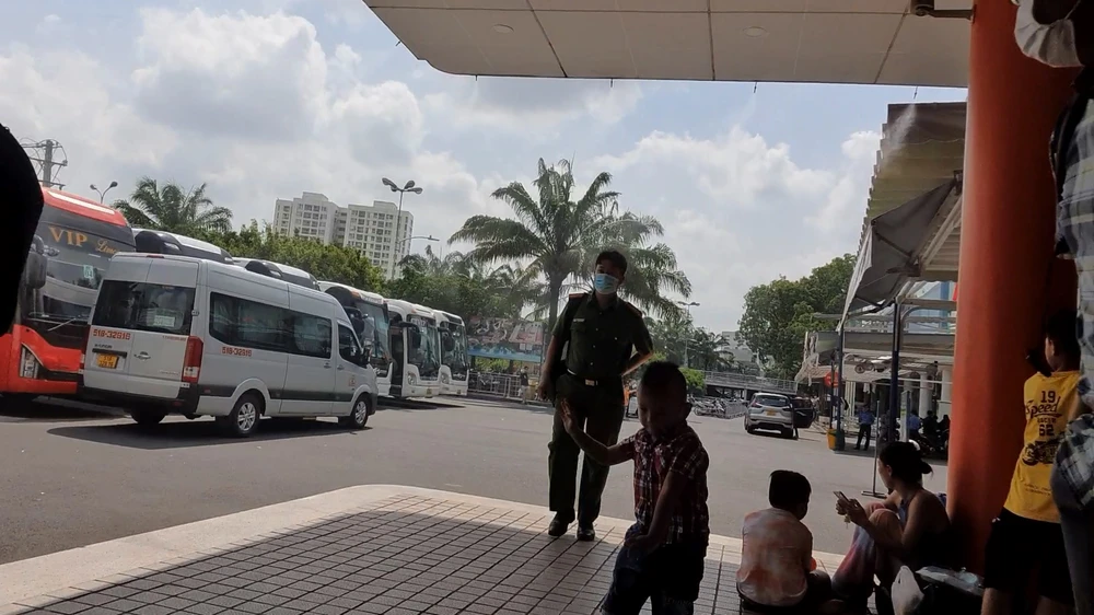 Công an có mặt tại nhà hàng vào sáng ngày 19-5 để lấy lời khai, xử lý. Ảnh: NT