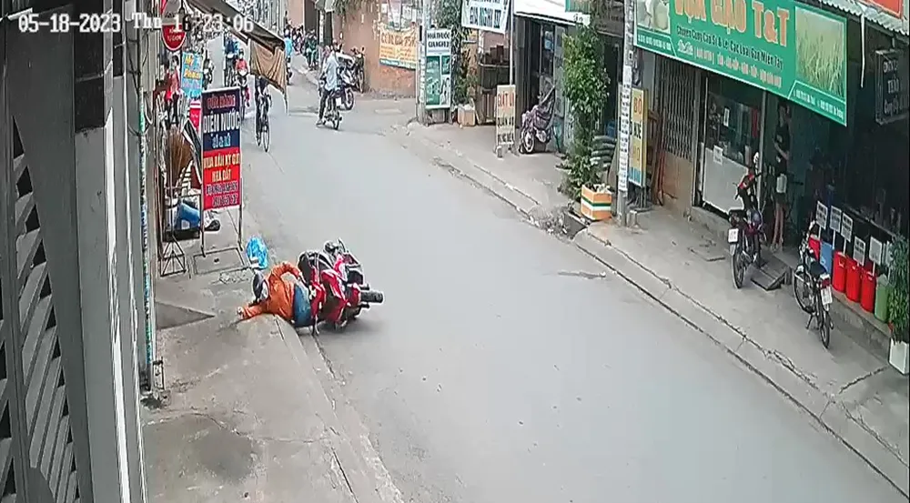 Người phụ nữ té ngã sau khi bị giật dây chuyền. Ảnh cắt từ clip