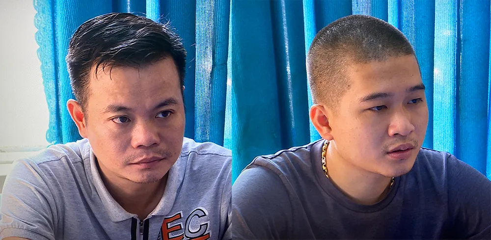 Dán quảng cáo cho vay lãi nặng trên cột điện, 2 thanh niên phải đi bóc gỡ