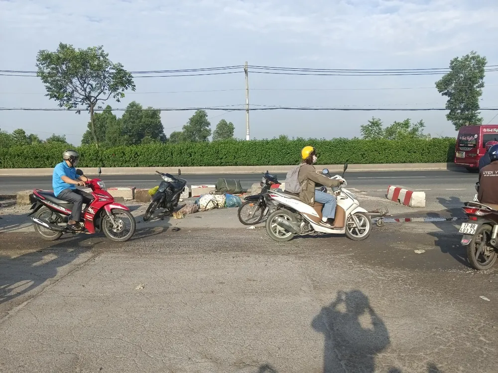 Chiếc xe tải được cho là mất lái, tông dải phân cách bê tông văng trúng người đi xe máy. Ảnh: Minh Trần Chiếc xe tải được cho là mất lái, tông dải phân cách bê tông văng trúng người đi xe máy. Ảnh: Minh Trần