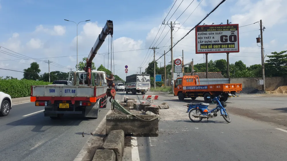 Lực lượng chức năng điều động xe cẩu tới di dời các phiến bê tông dải phân cách bị tông hỏng. Ảnh: NT Lực lượng chức năng điều động xe cẩu tới di dời các phiến bê tông dải phân cách bị tông hỏng. Ảnh: NT