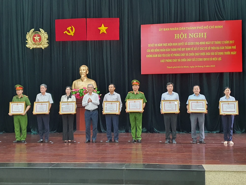 Ông Ngô Minh Châu, Phó Chủ tịch UBND TP trao bằng khen cho các đơn vị có thành tích xuất sắc trong công tác. Ảnh: NT