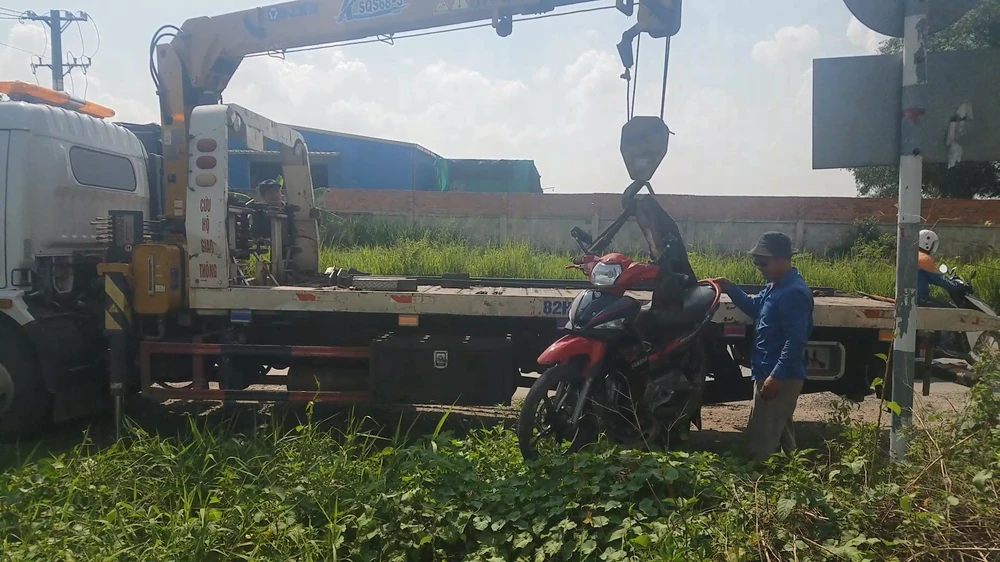 Chiếc xe máy của nạn nhân cũng được đưa khỏi hiện trường. Ảnh: HT