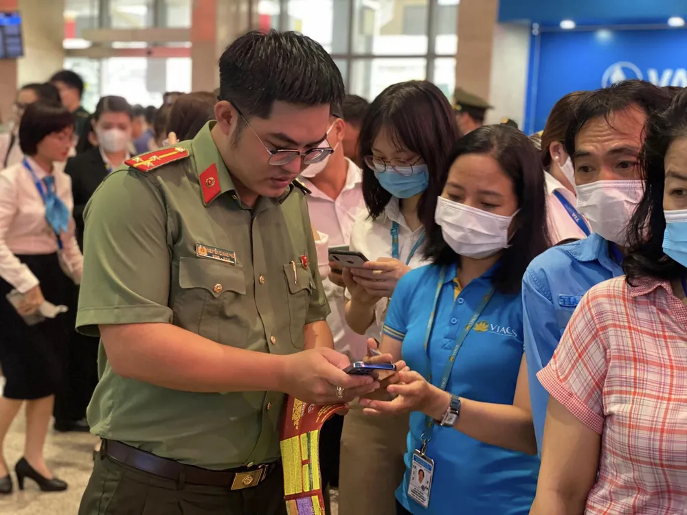 Cục Cảnh sát Quản lý hành chính về trật tự xã hội (C06) phối hợp với Công an TP.HCM thực hiện cấp tài khoản định danh điện tử mức 2 tại sân bay Tân Sơn Nhất. Ảnh: CA