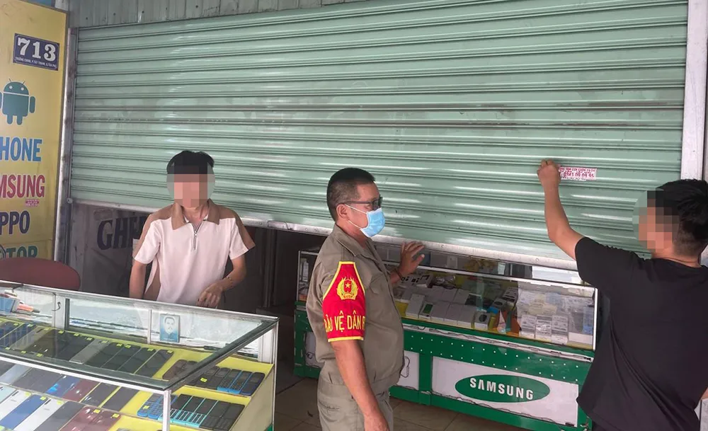 Công an đã bắt buộc ba thanh niên này tự tay bóc gỡ những quảng cáo đã dán trước đó. Ảnh: CA Công an đã bắt buộc ba thanh niên này tự tay bóc gỡ những quảng cáo đã dán trước đó. Ảnh: CA